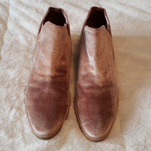 LAST CHANCE Dolce Vita Blush Velvet Booties - Picture 6 of 7
